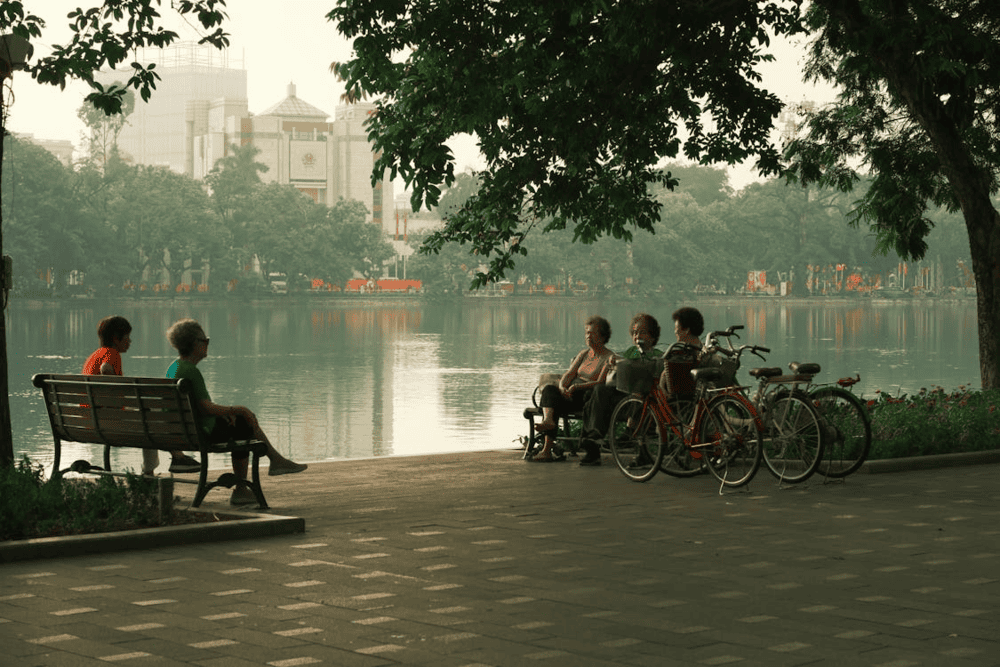 Locals walk along the walking street around the lake in the morning (Sources: Pexels)